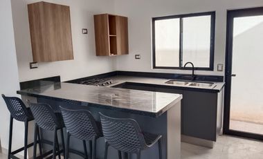 CASA CON ALBERCA Y JACUZZI, AMUEBLADA EN RENTA SECTOR VIÑEDOS, TORREÓN ,COAH.