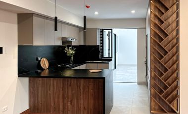 Flat En Venta En Surco, Primer Piso Frente A Parque, 4 Dormitorios Y Terraza Amplia