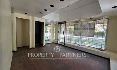Local comercial esquina en Av. Pedro de Valdivia muy cerca de la estación del Metro Ñuñoa (Línea 3 y Línea 6).