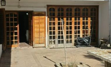 ALQUILER: Hermoso Chalet Dividido en Departamentos - ISIDRO CASANOVA