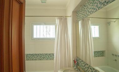 Casa en Alquiler   6 ambientes con Jardín y Pileta en FLORIDA