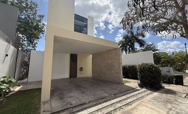 CASA EN VENTA DE 2 PLANTAS, ALBERCA Y PANELES SOLARES  | CONKAL