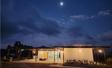 Lote en venta con Cabaña en El Peñol, Con acceso al embalse.