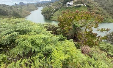Lote en venta con Cabaña en El Peñol, Con acceso al embalse.