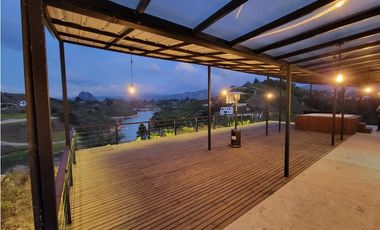 Lote en venta con Cabaña en El Peñol, Con acceso al embalse.