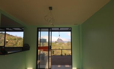 Lote en venta con Cabaña en El Peñol, Con acceso al embalse.