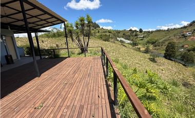 Lote en venta con Cabaña en El Peñol, Con acceso al embalse.