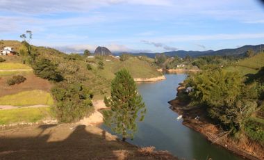 Lote en venta con Cabaña en El Peñol, Con acceso al embalse.