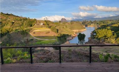 Lote en venta con Cabaña en El Peñol, Con acceso al embalse.