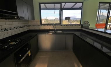 Lote en venta con Cabaña en El Peñol, Con acceso al embalse.