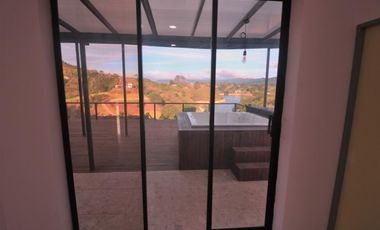 Lote en venta con Cabaña en El Peñol, Con acceso al embalse.