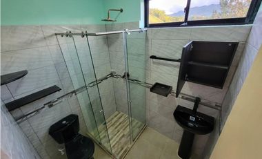 Lote en venta con Cabaña en El Peñol, Con acceso al embalse.