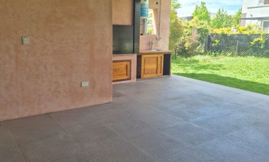 Casa en alquiler en Ayres Plaza 5 ambientes con pileta barrio cerrado