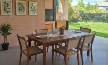 Casa en alquiler en Ayres Plaza 5 ambientes con pileta barrio cerrado