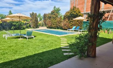 Casa en alquiler en Ayres Plaza 5 ambientes con pileta barrio cerrado