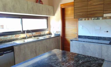 Excelente Casa en alquiler cuatro dormitorios, pileta, seguridad Valle del Golf