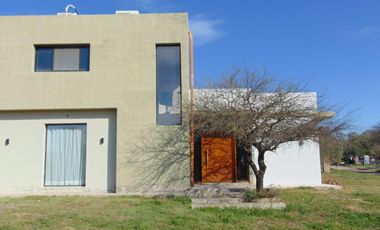 Excelente Casa en alquiler cuatro dormitorios, pileta, seguridad Valle del Golf