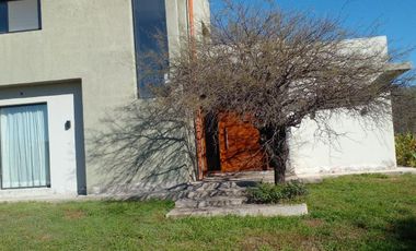 Excelente Casa en alquiler cuatro dormitorios, pileta, seguridad Valle del Golf