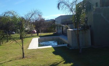 Excelente Casa en alquiler cuatro dormitorios, pileta, seguridad Valle del Golf