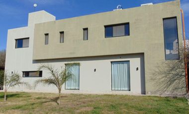 Excelente Casa en alquiler cuatro dormitorios, pileta, seguridad Valle del Golf