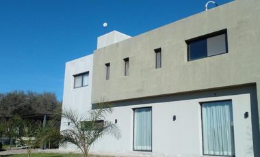 Excelente Casa en alquiler cuatro dormitorios, pileta, seguridad Valle del Golf