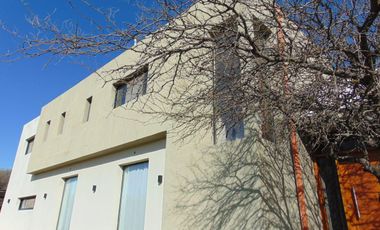 Excelente Casa en alquiler cuatro dormitorios, pileta, seguridad Valle del Golf