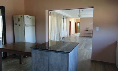 Excelente Casa en alquiler cuatro dormitorios, pileta, seguridad Valle del Golf
