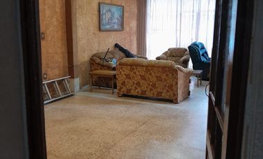 En VENTA amplia casa para remodelar Ubicación Inmejorable