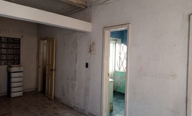 ¡Gran Oportunidad! Casa Amplia con Excelente Ubicación y Potencial para Remodela
