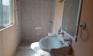 ¡Gran Oportunidad! Casa Amplia con Excelente Ubicación y Potencial para Remodela