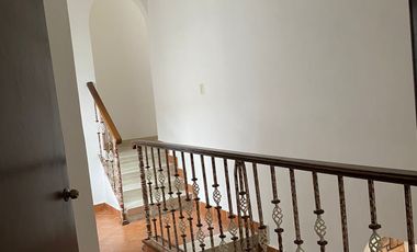 En Venta Casa Espectacular Remodelada con Home Office, Cantina y Rec. en PB