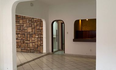 En Venta Casa Espectacular Remodelada con Home Office, Cantina y Rec. en PB