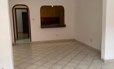 En Venta Casa Espectacular Remodelada con Home Office, Cantina y Rec. en PB