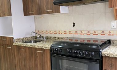 En Venta Casa Espectacular Remodelada con Home Office, Cantina y Rec. en PB