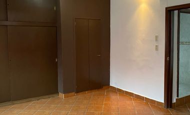 En Venta Casa Espectacular Remodelada con Home Office, Cantina y Rec. en PB