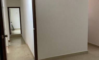 En Venta Casa Espectacular Remodelada con Home Office, Cantina y Rec. en PB