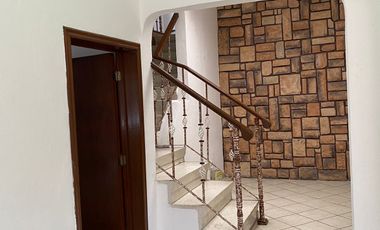 En Venta Casa Espectacular Remodelada con Home Office, Cantina y Rec. en PB