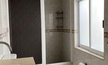 En Venta Casa Espectacular Remodelada con Home Office, Cantina y Rec. en PB