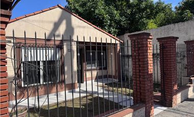 CASA PH AL FRENTE EN ALQUILER. ITUZAINGO NORTE