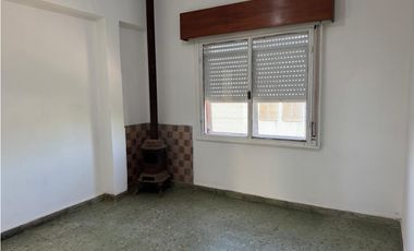 AMPLIA CASA AMERICANA SOBRE 2 TERRENOS EN ALQUILER. ITUZAINGO NORTE
