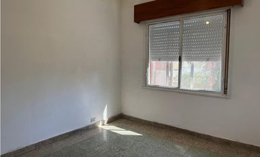 AMPLIA CASA AMERICANA SOBRE 2 TERRENOS EN ALQUILER. ITUZAINGO NORTE