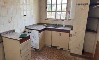 AMPLIA CASA AMERICANA SOBRE 2 TERRENOS EN ALQUILER. ITUZAINGO NORTE