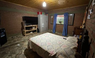 VENTA CASA LOS ALISOS 2 DORM+MONOAMBIENTE C/PILETA
