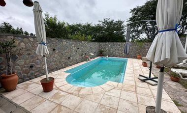 VENTA CASA LOS ALISOS 2 DORM+MONOAMBIENTE C/PILETA