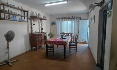 CASA CON FONDO Y LOCAL AL FRENTE GLEW CENTRO