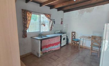 CASA CON FONDO Y LOCAL AL FRENTE GLEW CENTRO