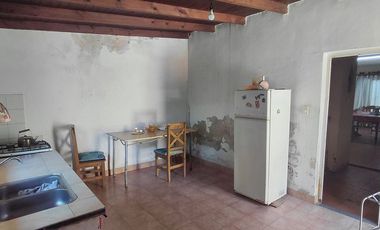 CASA CON FONDO Y LOCAL AL FRENTE GLEW CENTRO