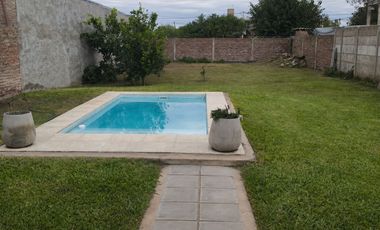 VENTA CASA CON COCHERA Y PILETA - RECREO-