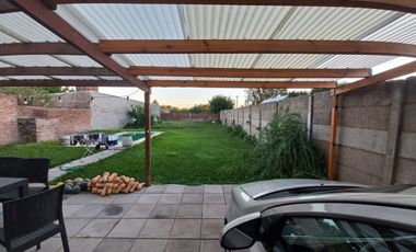 VENTA CASA CON COCHERA Y PILETA - RECREO-
