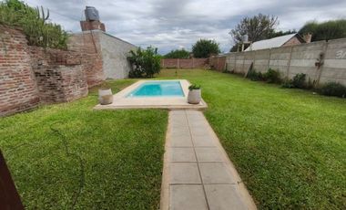 VENTA CASA CON COCHERA Y PILETA - RECREO-